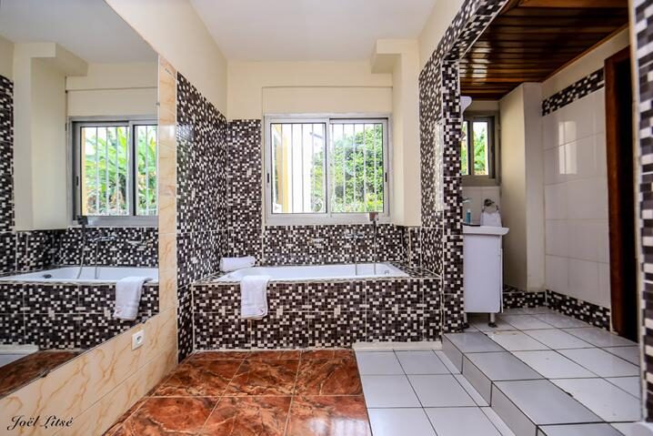 Salle de bain avec baignoire